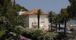 La struttura ricettiva della casa per ferie Sant'Antonio a Spotorno circondata dal verde