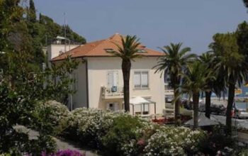 La struttura ricettiva della casa per ferie Sant'Antonio a Spotorno circondata dal verde