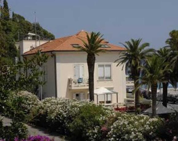 La struttura ricettiva della casa per ferie Sant'Antonio a Spotorno circondata dal verde
