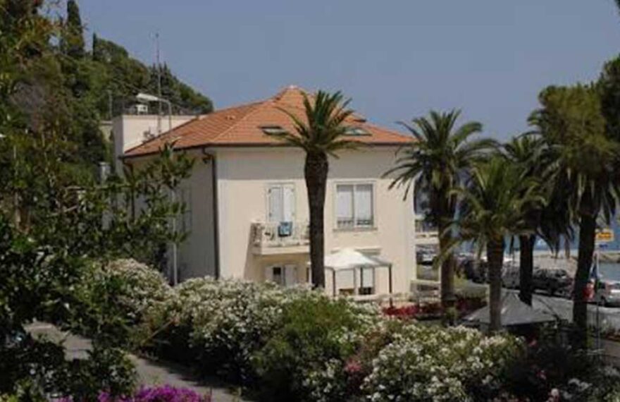 La struttura ricettiva della casa per ferie Sant'Antonio a Spotorno circondata dal verde