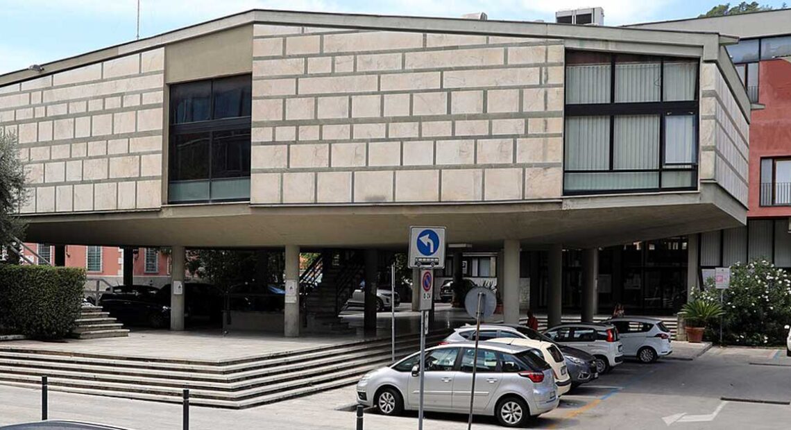 La sede del Comune di Carrara in via VII Luglio con la bandiera italiana ed europea