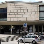La sede del Comune di Carrara in via VII Luglio con la bandiera italiana ed europea