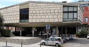 La sede del Comune di Carrara in via VII Luglio con la bandiera italiana ed europea