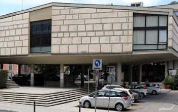 La sede del Comune di Carrara in via VII Luglio con la bandiera italiana ed europea