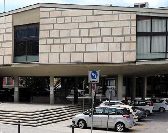 La sede del Comune di Carrara in via VII Luglio con la bandiera italiana ed europea