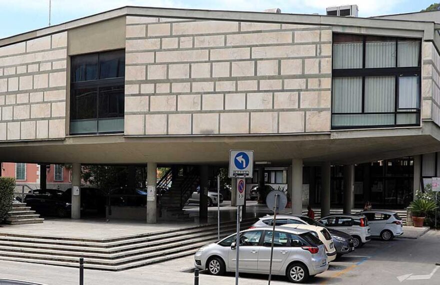 La sede del Comune di Carrara in via VII Luglio con la bandiera italiana ed europea