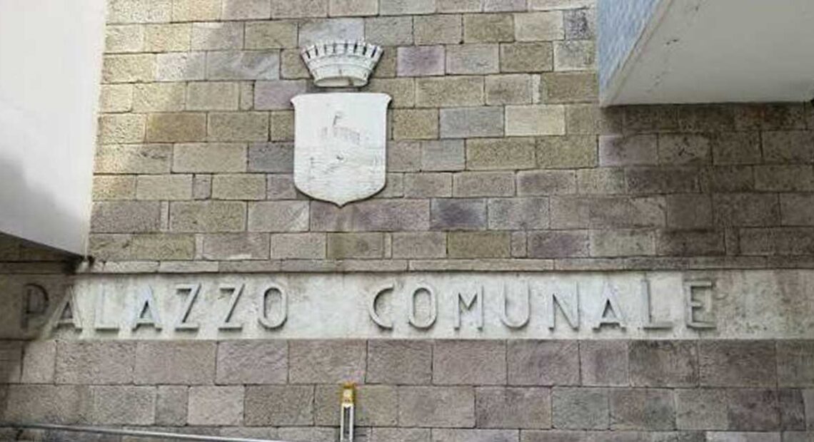 Facciata in pietra del Palazzo Comunale di Follonica con lo stemma del Comune.