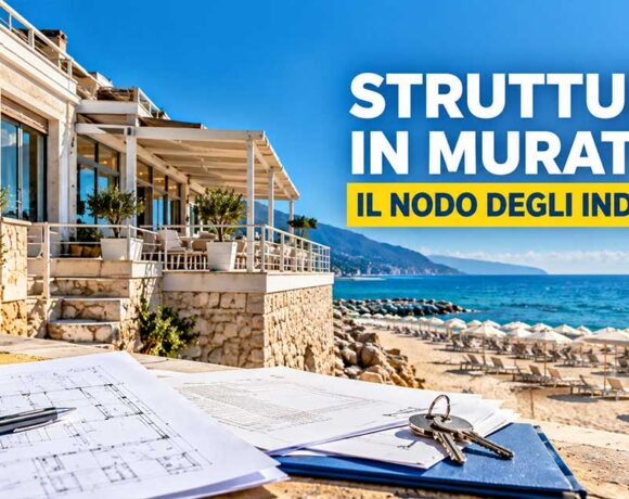 Progetto architettonico con chiavi in primo piano e struttura in muratura sul mare di uno stabilimento balneare pertinenziale
