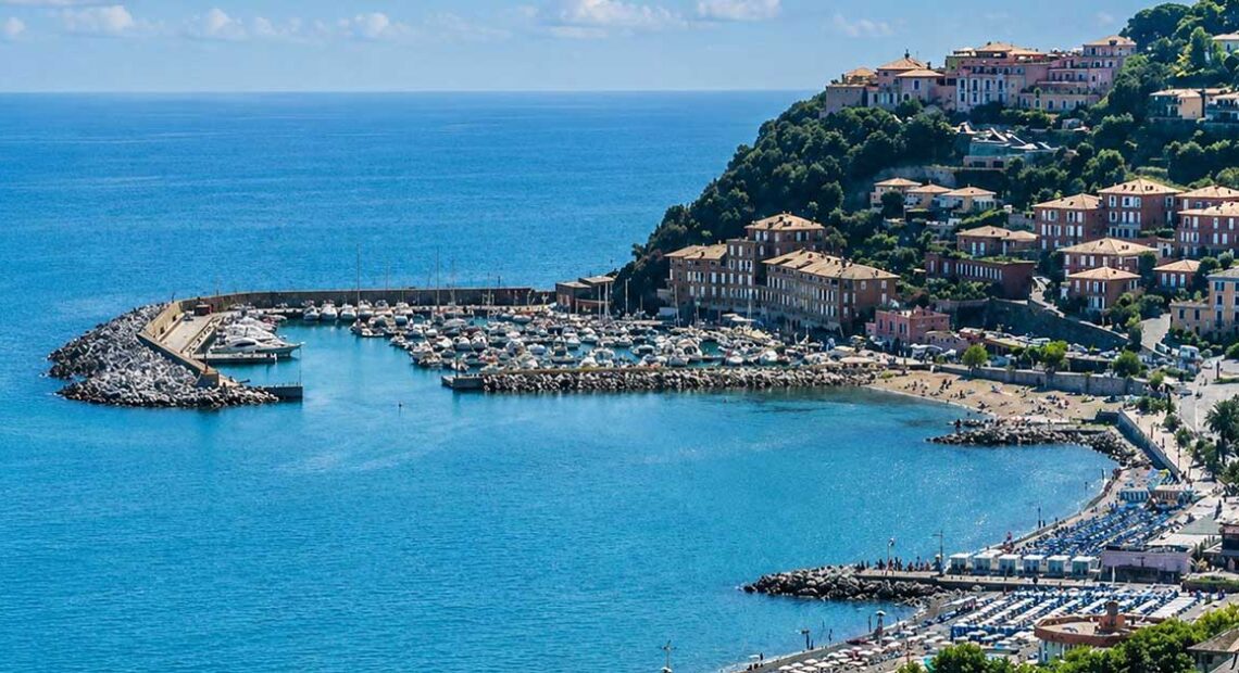 Vista panoramica dall'alto del litorale, del porto turistico e degli stabilimenti balneari di Arenzano