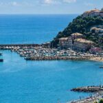 Vista panoramica dall'alto del litorale, del porto turistico e degli stabilimenti balneari di Arenzano