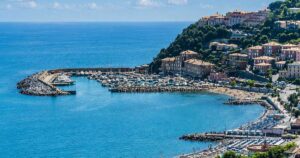 Vista panoramica dall'alto del litorale, del porto turistico e degli stabilimenti balneari di Arenzano