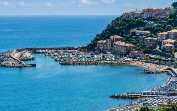 Vista panoramica dall'alto del litorale, del porto turistico e degli stabilimenti balneari di Arenzano