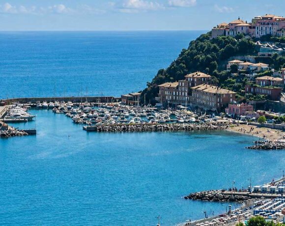 Vista panoramica dall'alto del litorale, del porto turistico e degli stabilimenti balneari di Arenzano