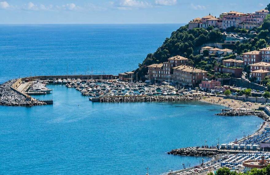 Vista panoramica dall'alto del litorale, del porto turistico e degli stabilimenti balneari di Arenzano
