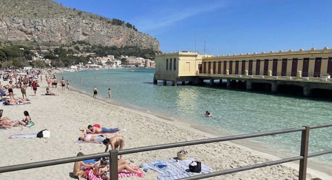 Spiaggia di Mondello a Palermo con bagnanti e lo storico stabilimento balneare Liberty