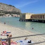 Spiaggia di Mondello a Palermo con bagnanti e lo storico stabilimento balneare Liberty