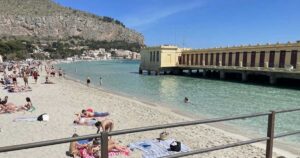 Spiaggia di Mondello a Palermo con bagnanti e lo storico stabilimento balneare Liberty