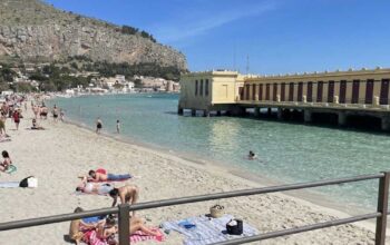 Spiaggia di Mondello a Palermo con bagnanti e lo storico stabilimento balneare Liberty