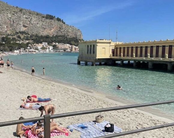 Spiaggia di Mondello a Palermo con bagnanti e lo storico stabilimento balneare Liberty