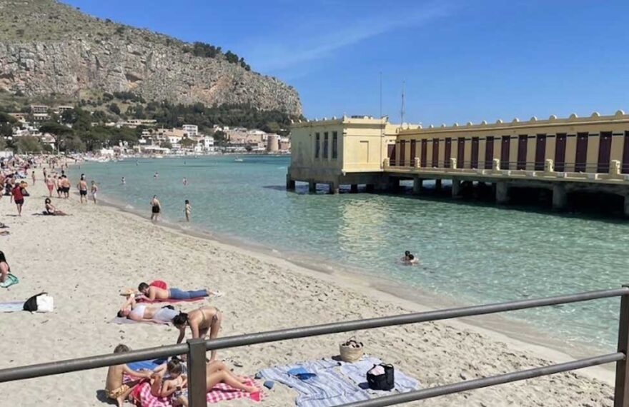 Spiaggia di Mondello a Palermo con bagnanti e lo storico stabilimento balneare Liberty