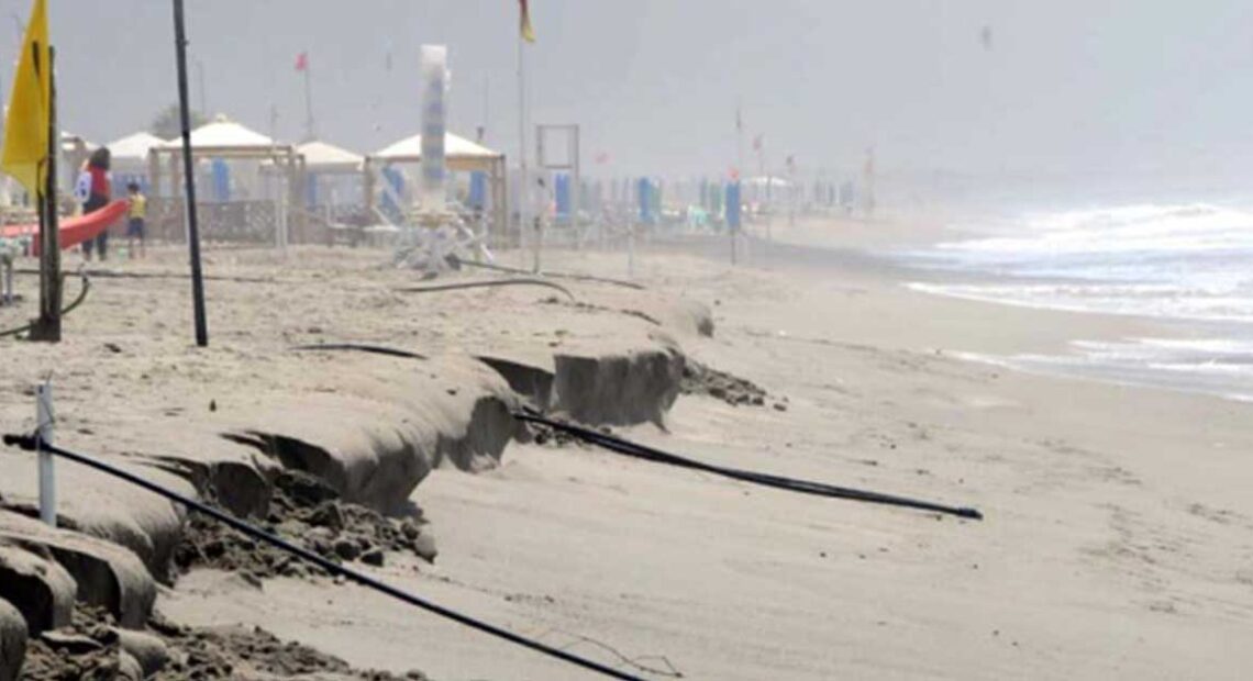 Gradone di sabbia ed erosione costiera sulla spiaggia di Marina di Massa davanti agli stabilimenti balneari
