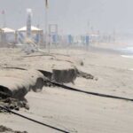 Gradone di sabbia ed erosione costiera sulla spiaggia di Marina di Massa davanti agli stabilimenti balneari