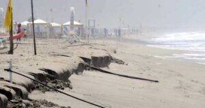 Gradone di sabbia ed erosione costiera sulla spiaggia di Marina di Massa davanti agli stabilimenti balneari