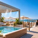 Stabilimento balneare a Fiumicino con pergole bioclimatiche e strutture ombreggianti
