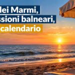 Spiaggia al tramonto con ombrellone e grafica sul calendario delle concessioni a Forte dei Marmi