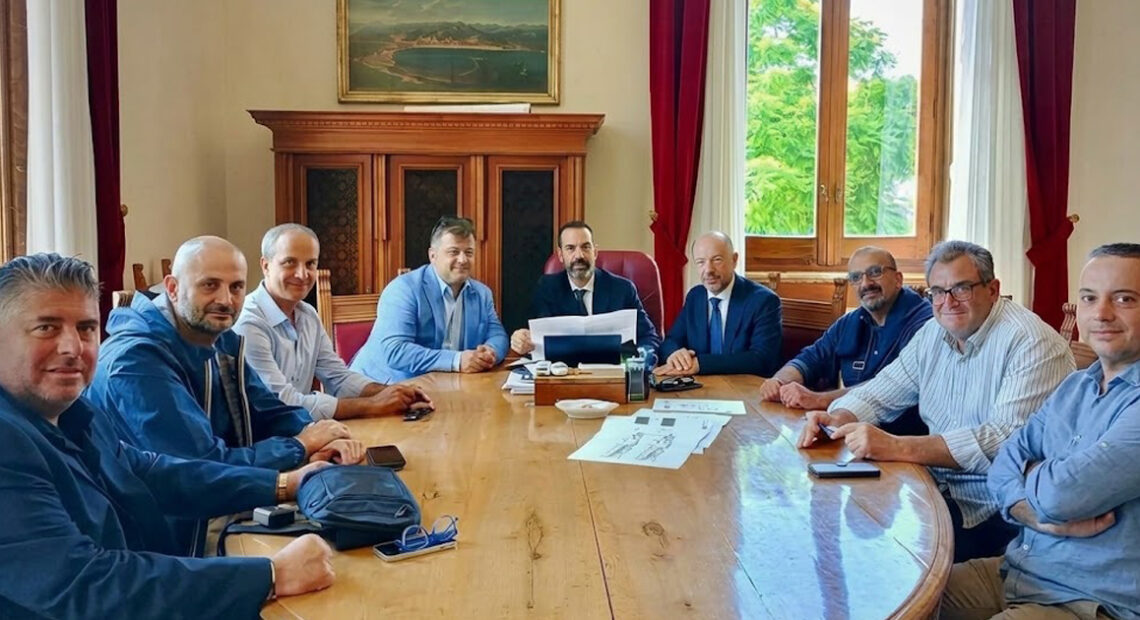 Il sindaco di Messina Basile e la giunta durante la consegna dei lavori a Galati Marina.