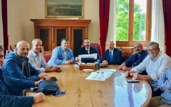 Il sindaco di Messina Basile e la giunta durante la consegna dei lavori a Galati Marina.