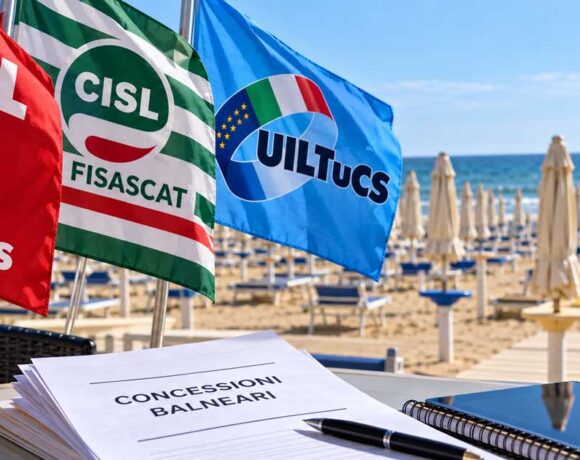 Bandiere sindacali di Filcams Cgil, Fisascat Cisl e Uiltucs in spiaggia con documento su gare balneari Comacchio.