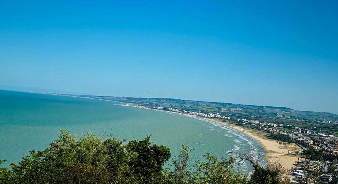 Panoramica dall'alto del golfo di Vasto e della costa con la spiaggia sabbiosa