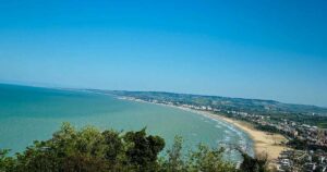 Panoramica dall'alto del golfo di Vasto e della costa con la spiaggia sabbiosa