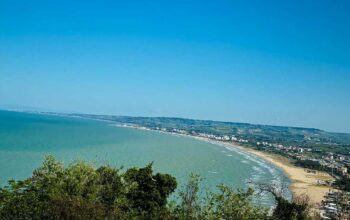 Panoramica dall'alto del golfo di Vasto e della costa con la spiaggia sabbiosa