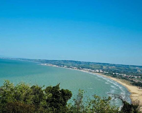 Panoramica dall'alto del golfo di Vasto e della costa con la spiaggia sabbiosa