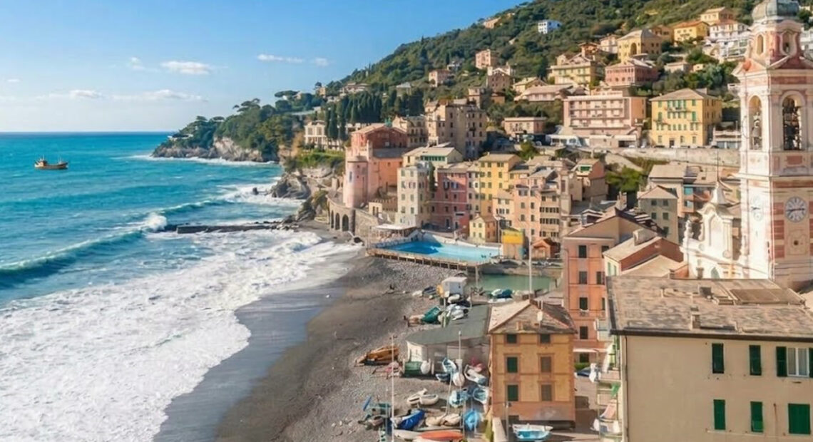 Veduta panoramica del borgo e della spiaggia di Sori con la chiesa e gli stabilimenti balneari