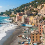 Veduta panoramica del borgo e della spiaggia di Sori con la chiesa e gli stabilimenti balneari