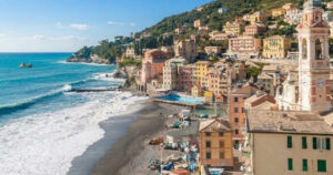 Veduta panoramica del borgo e della spiaggia di Sori con la chiesa e gli stabilimenti balneari