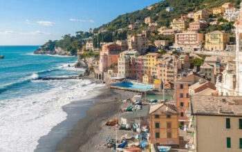 Veduta panoramica del borgo e della spiaggia di Sori con la chiesa e gli stabilimenti balneari