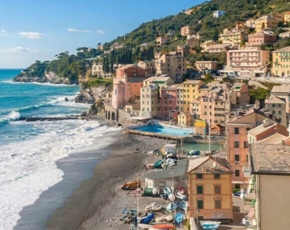 Veduta panoramica del borgo e della spiaggia di Sori con la chiesa e gli stabilimenti balneari