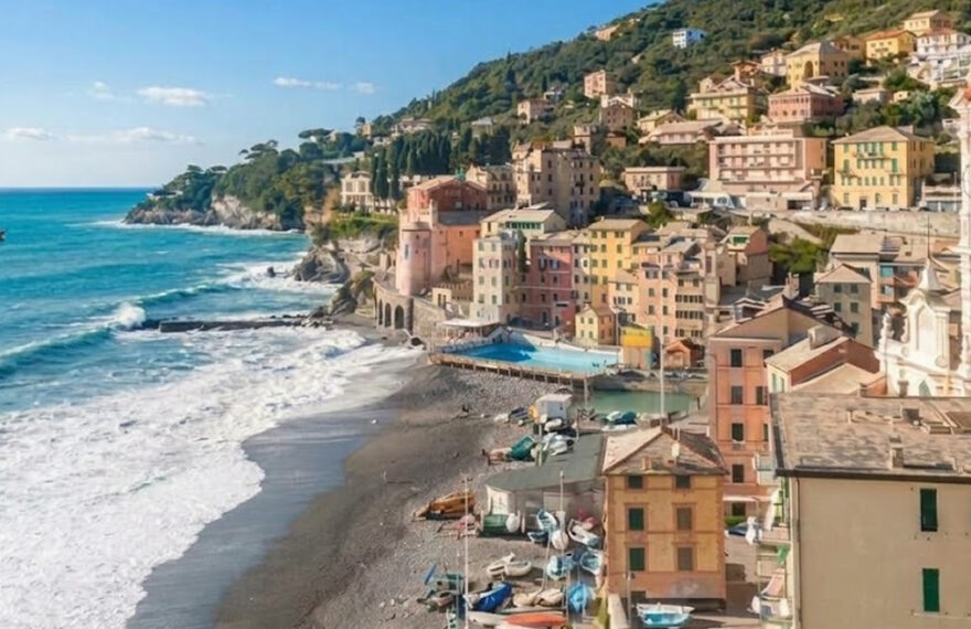 Veduta panoramica del borgo e della spiaggia di Sori con la chiesa e gli stabilimenti balneari