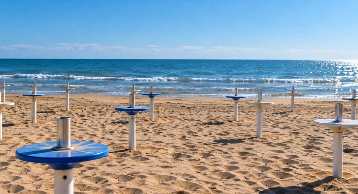 Spiaggia deserta del litorale per la gara delle concessioni balneari a Rimini.
