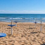 Spiaggia deserta del litorale per la gara delle concessioni balneari a Rimini.
