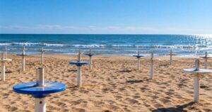 Spiaggia deserta del litorale per la gara delle concessioni balneari a Rimini.