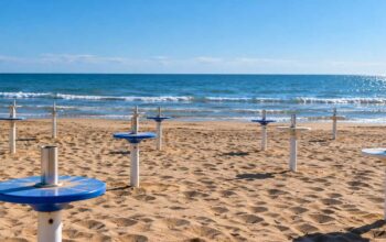 Spiaggia deserta del litorale per la gara delle concessioni balneari a Rimini.
