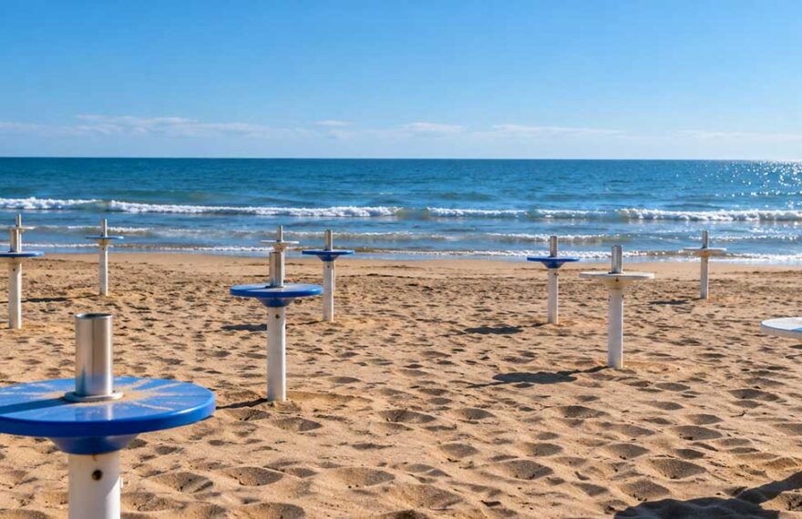 Spiaggia deserta del litorale per la gara delle concessioni balneari a Rimini.