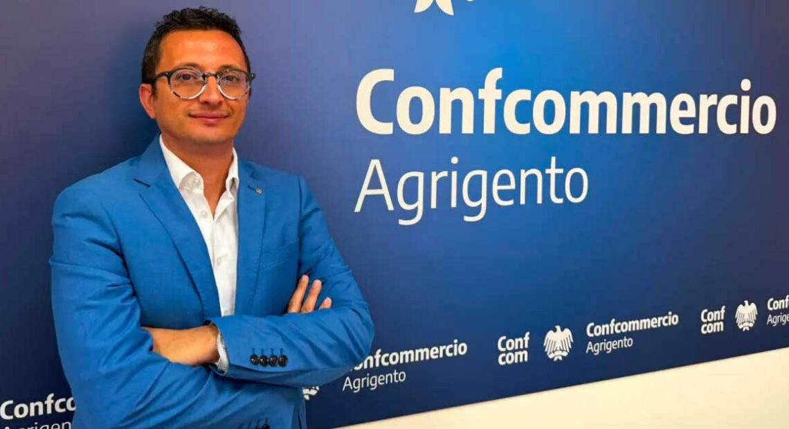 Gero Niesi presidente di Confcommercio Agrigento davanti al logo dell'associazione per la notizia sulle gare balneari