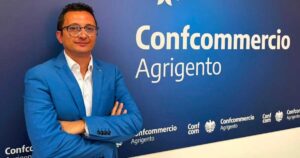 Gero Niesi presidente di Confcommercio Agrigento davanti al logo dell'associazione per la notizia sulle gare balneari