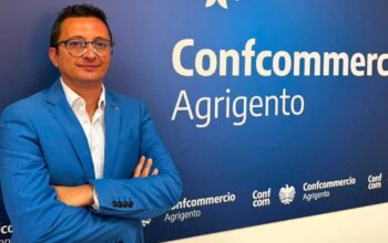 Gero Niesi presidente di Confcommercio Agrigento davanti al logo dell'associazione per la notizia sulle gare balneari